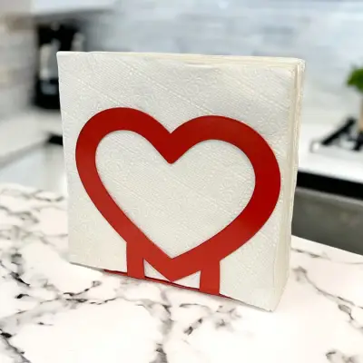 Kalp Temalı Kırmızı Metal Peçetelik - 1